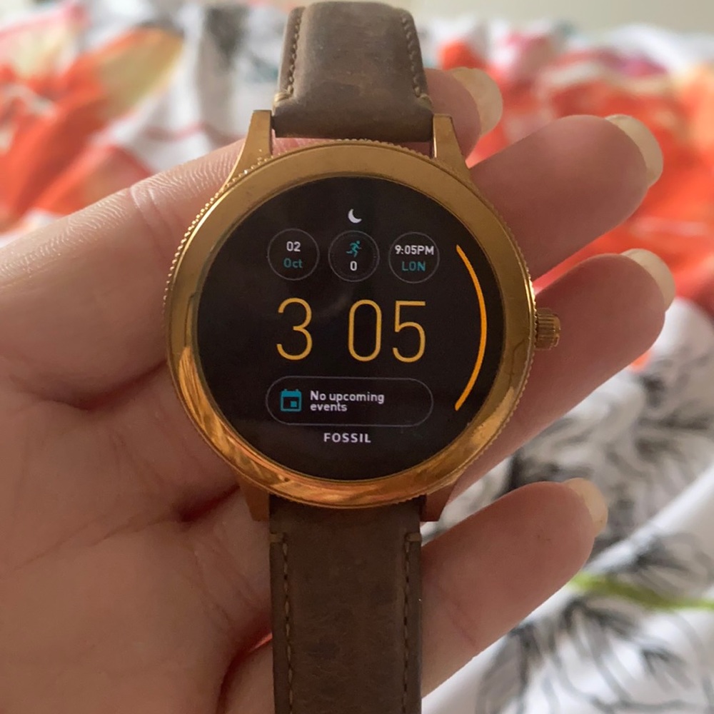 My fossil smart watch comes with charger